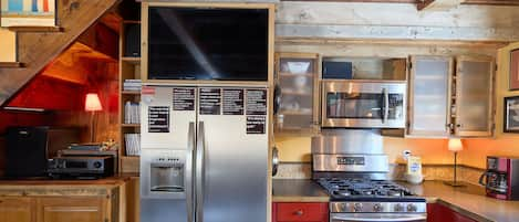 Frigorífico, microondas, horno y placa de cocina