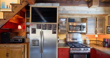 Pristine Custom Cottage, Grand Piano, Massage Studio on Site