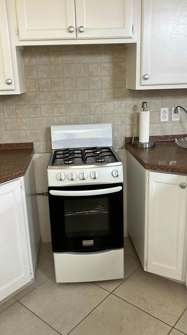 Kühlschrank, Mikrowelle, Herdplatte, Toaster