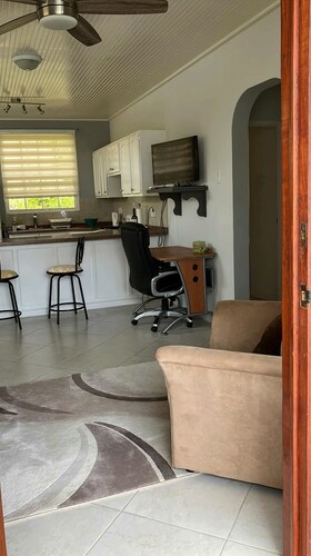 Modern, cozy oasis 1-bedroom 7 mins from pristine beaches