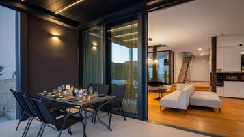 Vila superluxo, 4 quartos, piscina particular, vista para o mar | Terraço/pátio