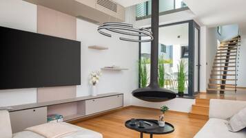 Vila superluxo, 4 quartos, piscina particular, vista para o mar | Área de estar | TV 1000 cm com canais via satélite, lareira