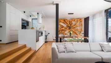 Vila superluxo, 4 quartos, piscina particular, vista para o mar | Área de estar | TV 1000 cm com canais via satélite, lareira