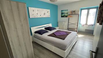 4 Schlafzimmer, Schreibtisch, Bügeleisen/Bügelbrett, Reisekinderbett