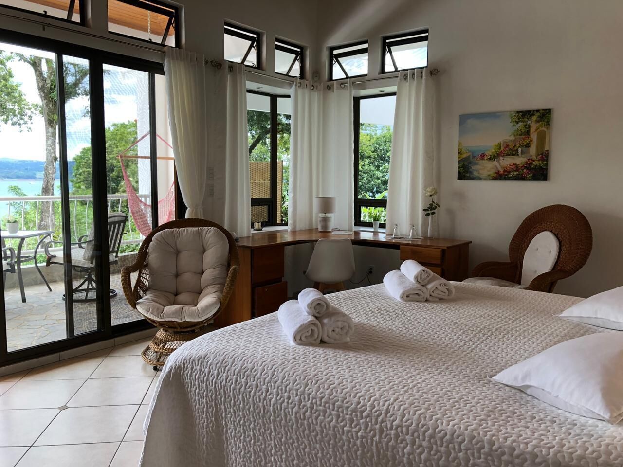 3 bedrooms, in-room safe, desk, free WiFi