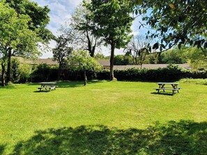 Outdoor dining - 5 bedroom accommodation in Draughton, Skipton (Draughton, Skipton)