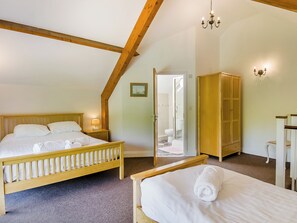 5 bedrooms, free WiFi, bed sheets - 5 bedroom accommodation in Neatishead, near Norwich (Neatishead, near Norwich)