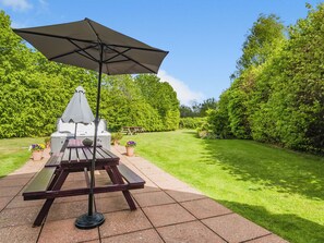 Outdoor dining - 5 bedroom accommodation in Neatishead, near Norwich (Neatishead, near Norwich)