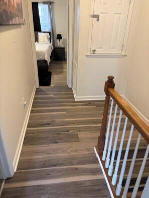 2 habitaciones, tabla de planchar con plancha, wifi y ropa de cama 