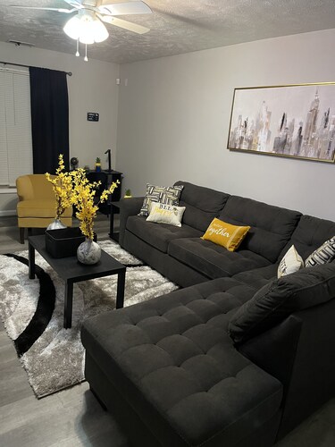 Comfy 2 Bedroom 2.5 bath Downtown Fayetteville