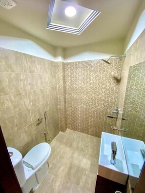 Superior Twin Room | Bathroom | Shower, towels - Grand luxury Hotel (Multan)