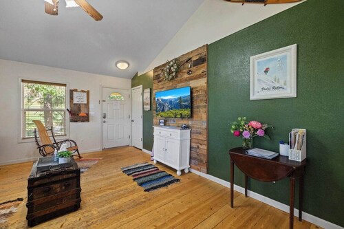 Quiet 2-Bedroom Forest Cabin Near Yosemite | Private Retreat Upgrades