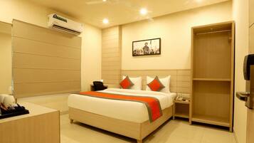 In-room safe, desk, free WiFi