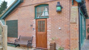 Unclassified image, 3 of 17, button - 1 bedroom accommodation in Freshwater, near Yarmouth (Freshwater, near Yarmouth)
