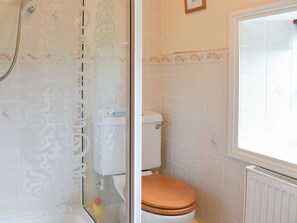 Kylpyhuone, jossa on wc, suihku ja patteri.