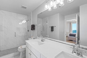 Dusj, hårføner, håndklær og såpe