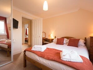 3 bedrooms, free WiFi - Marina views from this stunning apartment. (Brixham)