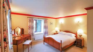 4 bedrooms, WiFi (free), bed sheets