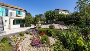 A residential area with two houses, one with a balcony and the other with a garden. - Charming holiday house Antica with private swimming pool (Rasopasno (Krk))