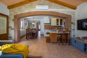 Tv, eldstad och ett bordtennisbord