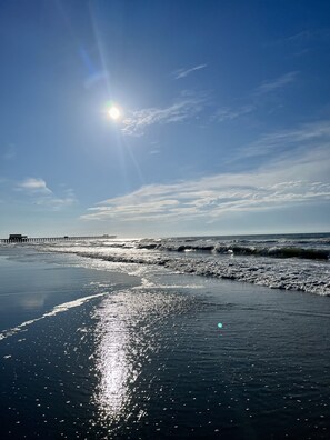En la playa y camastros 