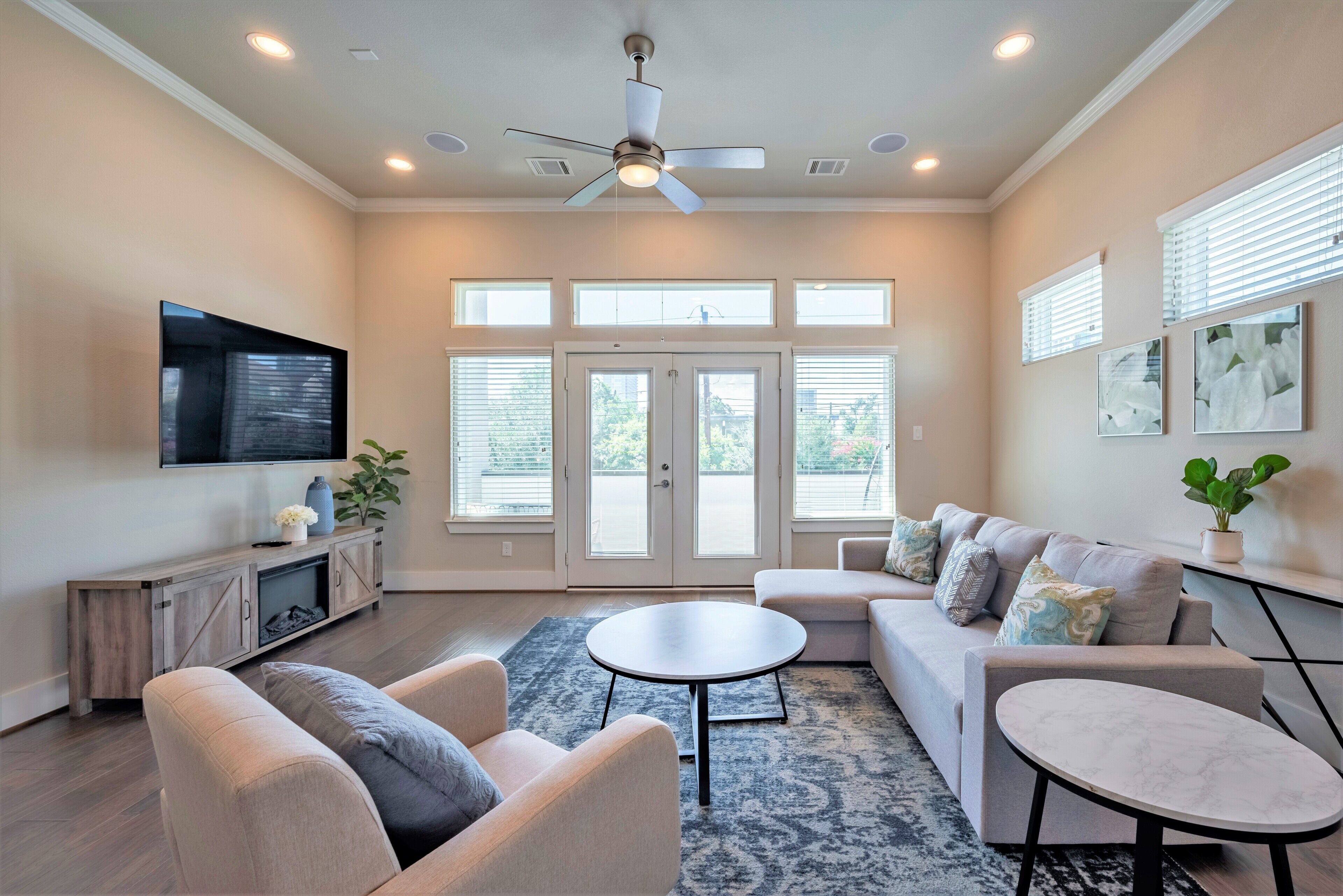 Smart TV, fireplace, stereo