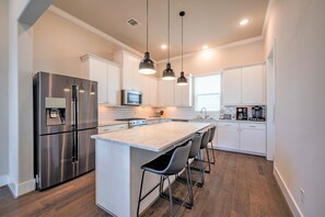 冰箱、微波炉、烤箱、炉灶