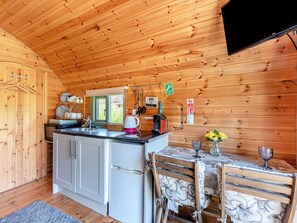 Kühlschrank, Mikrowelle, Wasserkocher mit Kaffee-/Teezubehör