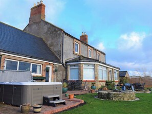 Outdoor dining - 5 bedroom accommodation in Ancroft, near Berwick-upon-Tweed (Ancroft, near Berwick-upon-Tweed)