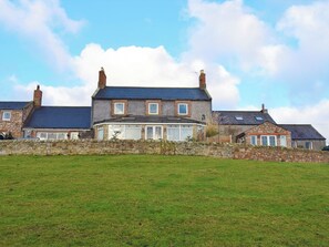 Exterior - 5 bedroom accommodation in Ancroft, near Berwick-upon-Tweed (Ancroft, near Berwick-upon-Tweed)