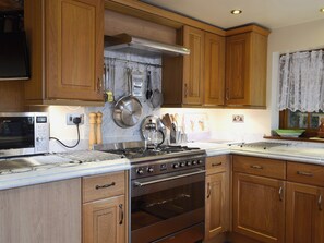 Een vaatwasser, een kinderstoel