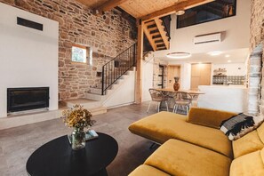 Traditional-Villa, 2 Schlafzimmer, eigener Pool, Blick auf den Innenhof | Wohnbereich | 100-cm-Fernseher mit Satellitenempfang, Kamin