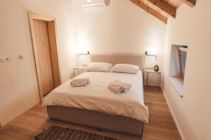 Traditional-Villa, 2 Schlafzimmer, eigener Pool, Blick auf den Innenhof | 2 Schlafzimmer, Zimmersafe, individuell dekoriert