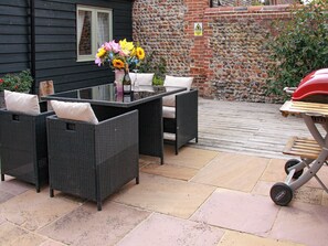 Outdoor dining - 2 bedroom accommodation in Witton, near Happisburgh (Witton, near Happisburgh)