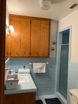 Kombinert dusj/badekar, hårføner, håndklær og såpe