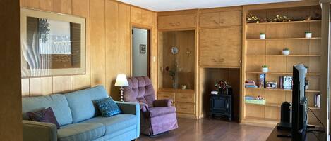 Een smart-tv en boeken