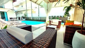 Piscina externa, guarda-sóis, espreguiçadeiras