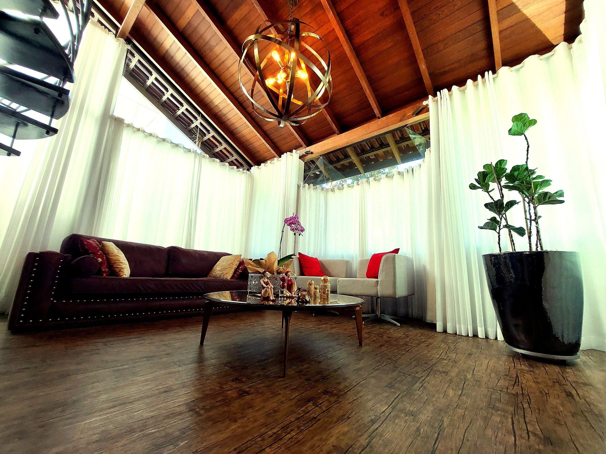 Casa superluxo | Área de estar | Smart TV 65 polegadas com canais a cabo, TV, Netflix