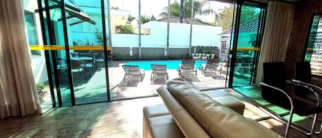 Casa de lujo | Área de sala de estar | Smart TV de 65 pulgadas con canales por cable, televisión y Netflix