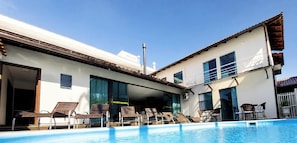 Casa Deluxe, piscina privada (Casa Estrela Rubi) | Piscina | Una piscina al aire libre, sombrillas, tumbonas
