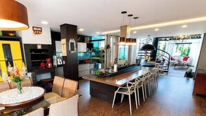 Nhà Deluxe, hồ bơi riêng (Casa Estrela Rubi) | Bếp riêng | Tủ lạnh, lò vi sóng, nồi cơm, máy xay thực phẩm 