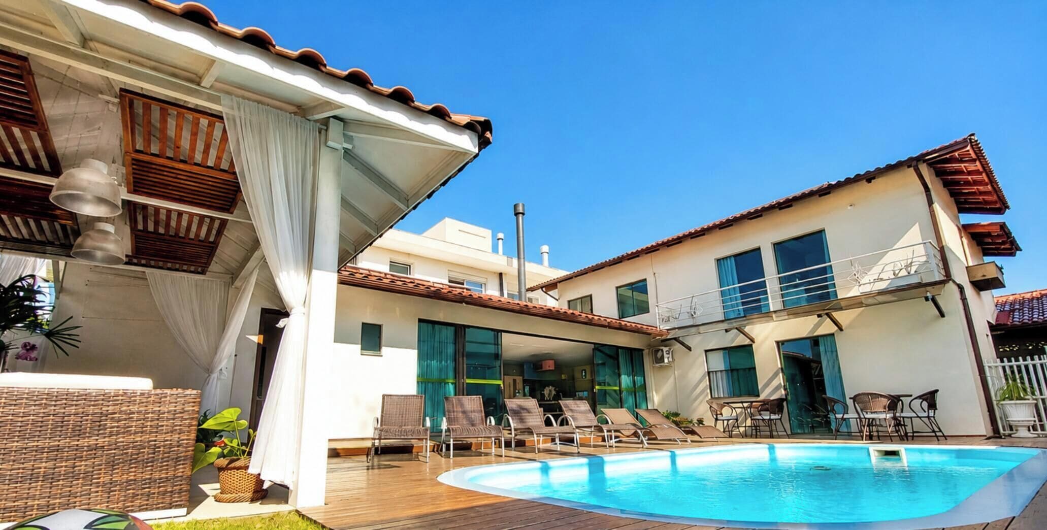 Deluxe ház, privát medence (Casa Estrela Rubi) | Medence | Szabadtéri medence, napernyők és napozóágyak