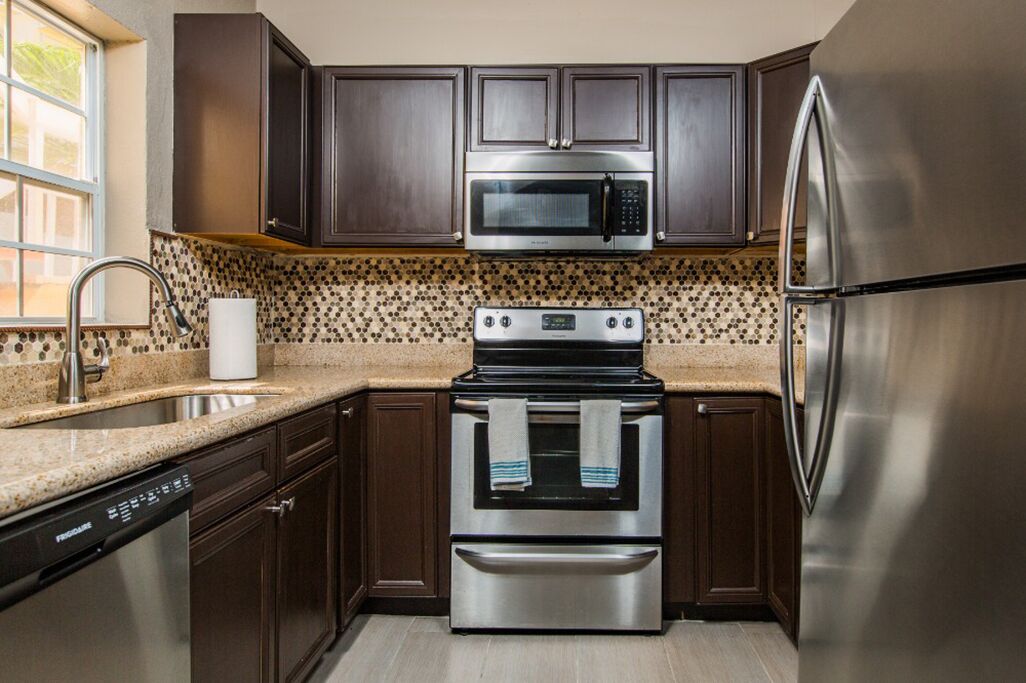 Frigorífico, microondas, placa de cocina y lavavajillas