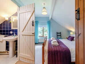 3 bedrooms, travel cot, free WiFi, bed sheets - 3 bedroom accommodation in Myddfai, Llandovery (Myddfai, Llandovery)