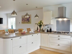 Lave-vaisselle, chaise haute, congélateur