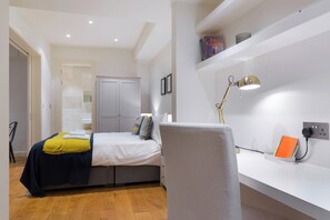 1 habitación, escritorio, tabla de planchar con plancha y wifi gratis 