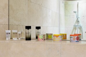 Baignoire, séchoir à cheveux, serviettes fournies, shampooing