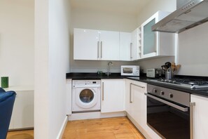 Fridge, microwave, oven, stovetop - Hyde Park Knightsbridge Private Entrance (London)