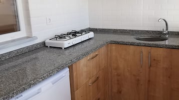 Habitación triple estándar | Cocina privada | Frigorífico, placa de cocina y utensilios de cocina