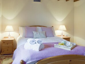 1 bedroom, free WiFi, bed sheets - Enjoy this stunning property, set in the beautiful Welsh countryside. (Ludchurch, near Narberth)